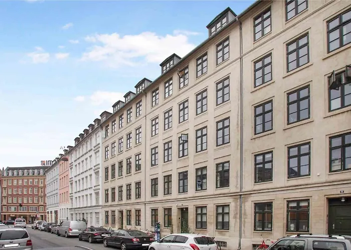 The Heart Of Copenhagen-Queen\'S Neighbor